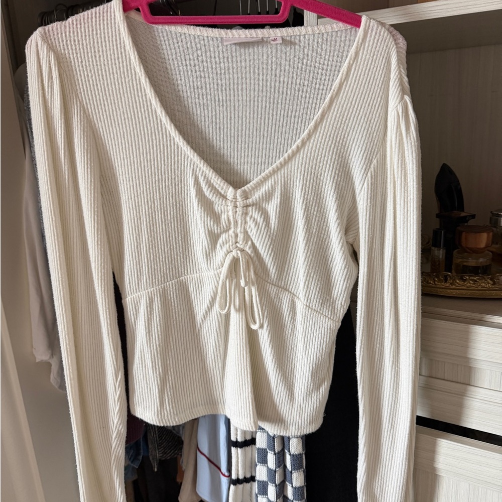 Elegant White Ribbed V-Neck Top